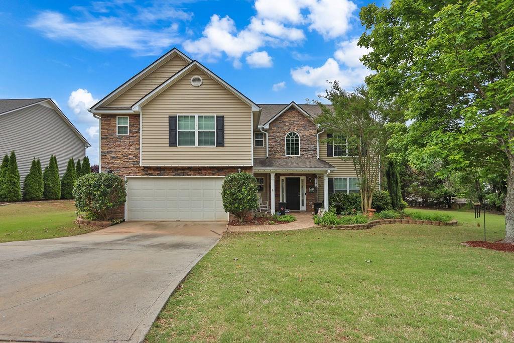688 Country Grove Ln., Auburn, GA 30011