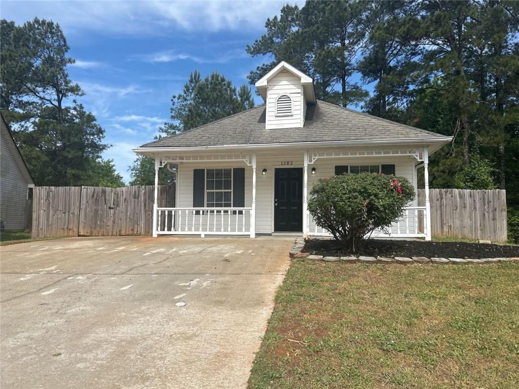 1382 N Hampton Dr., Hampton, GA 30228