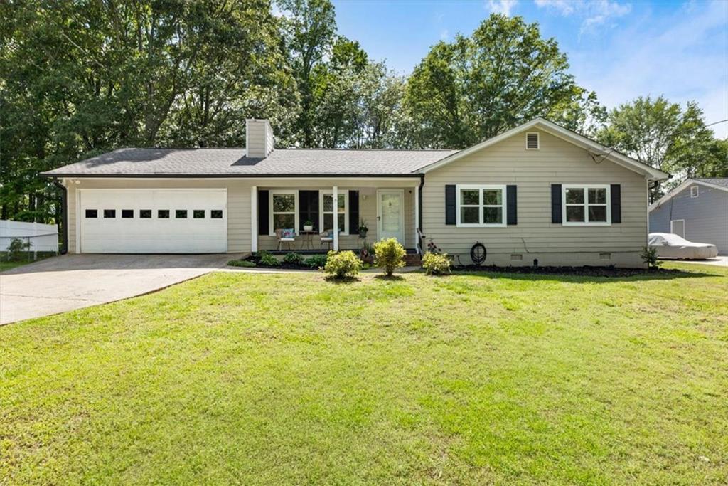 5627 Pinewood Dr., Flowery Branch, GA 30542