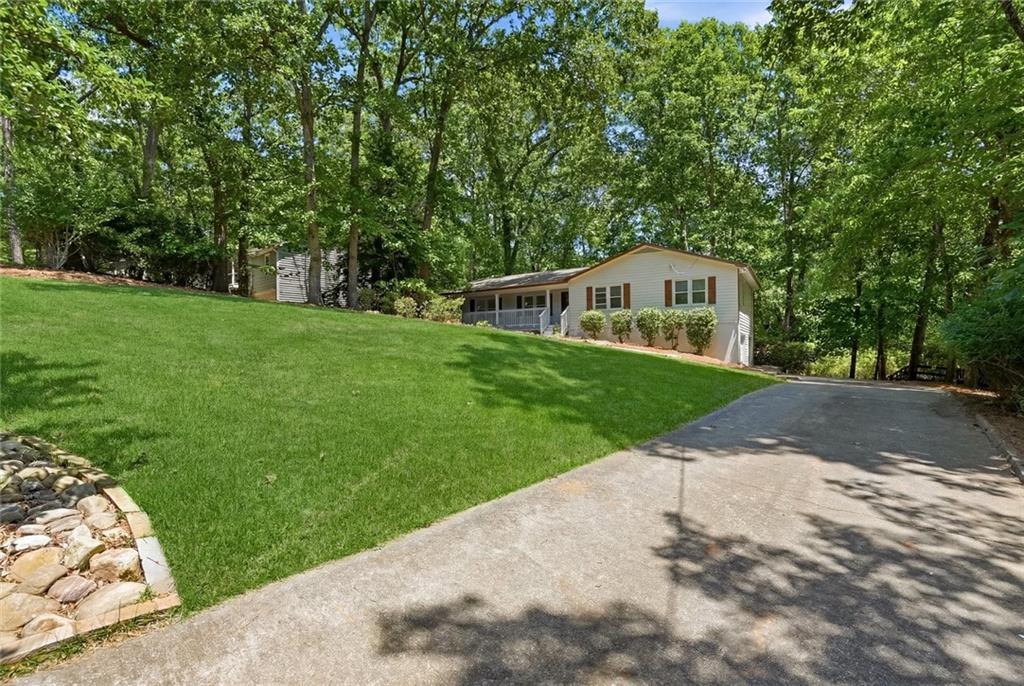 408 Riverlake Ct., Woodstock, GA 30188