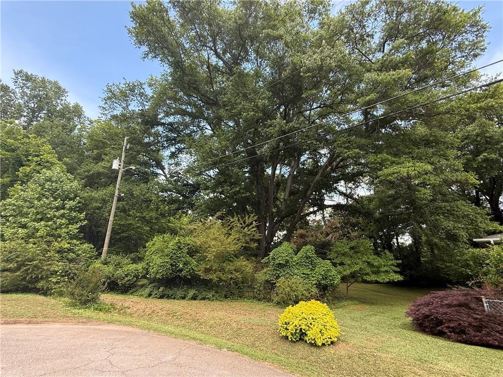 5028 Valley St., Oakwood, GA 30566