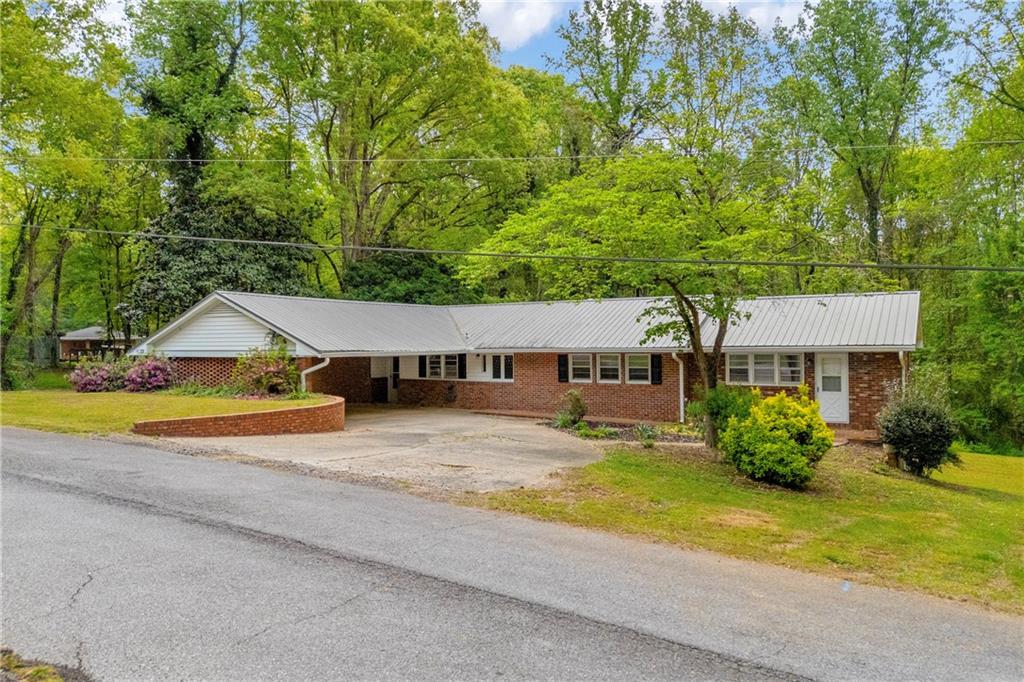 231 Honeysuckle Dr., Commerce, GA 30529