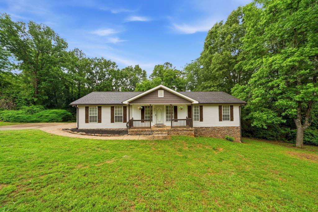 516 Fieldwood Dr., Adairsville, GA 30103