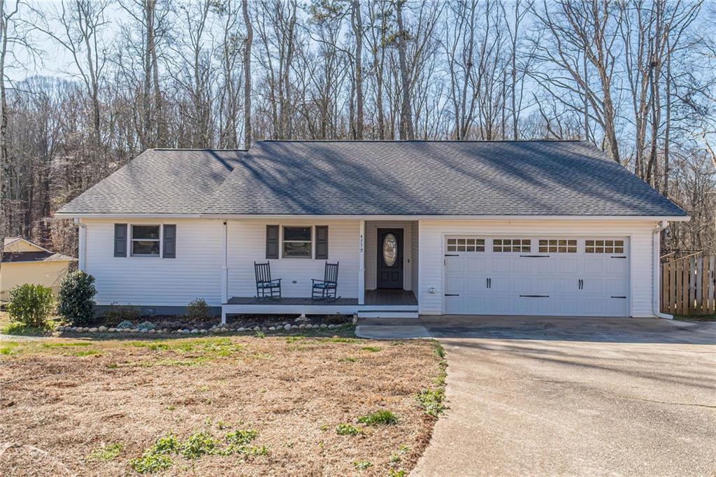 4779 Countryside Dr., Flowery Branch, GA 30542