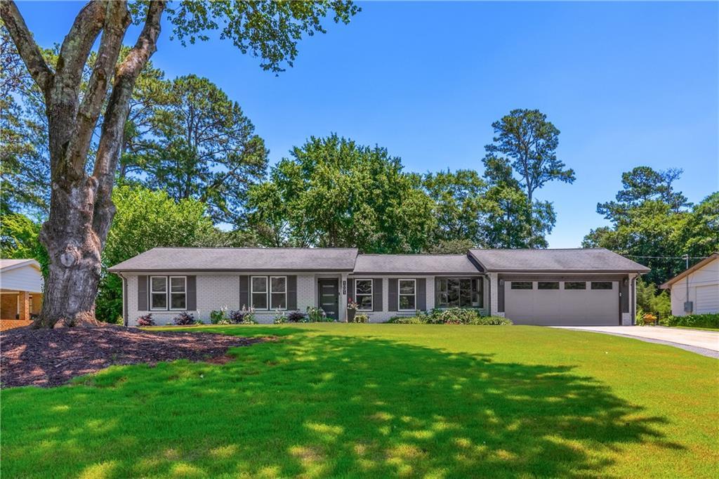 1095 Tuxedo Ct., Roswell, GA 30075