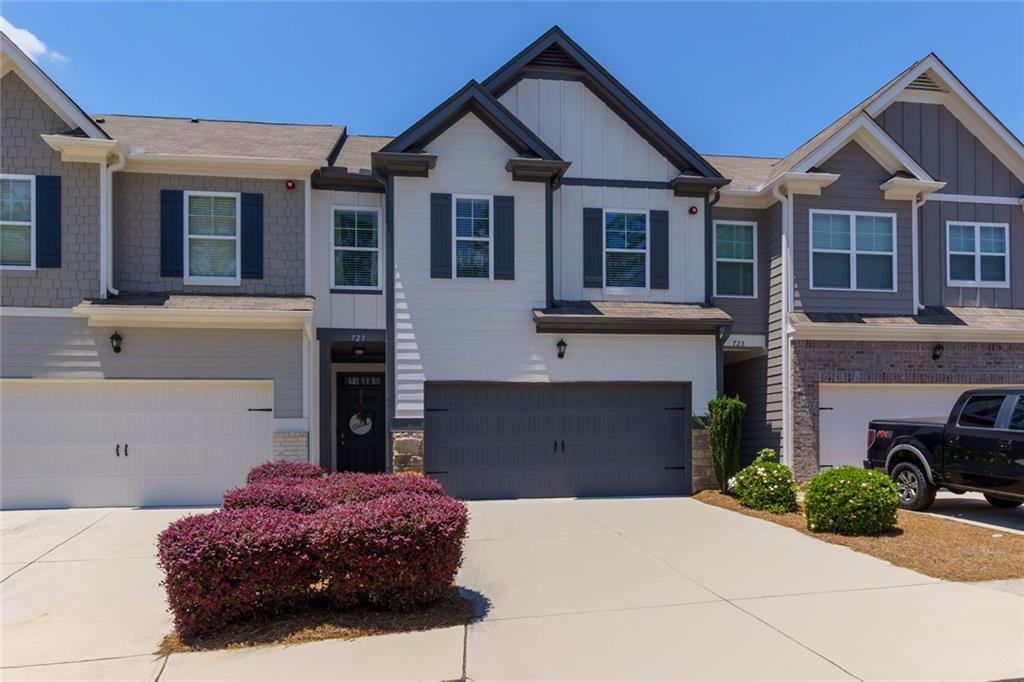 723 Woodstock Grove Dr., Woodstock, GA 30188
