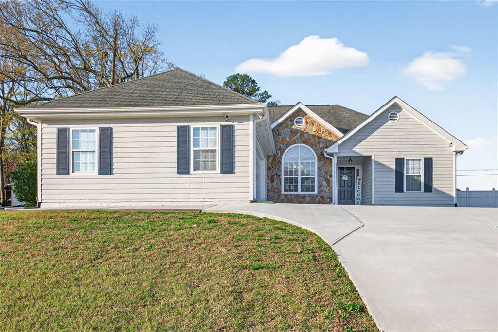 1530 Summer Lake Ter., Loganville, GA 30052