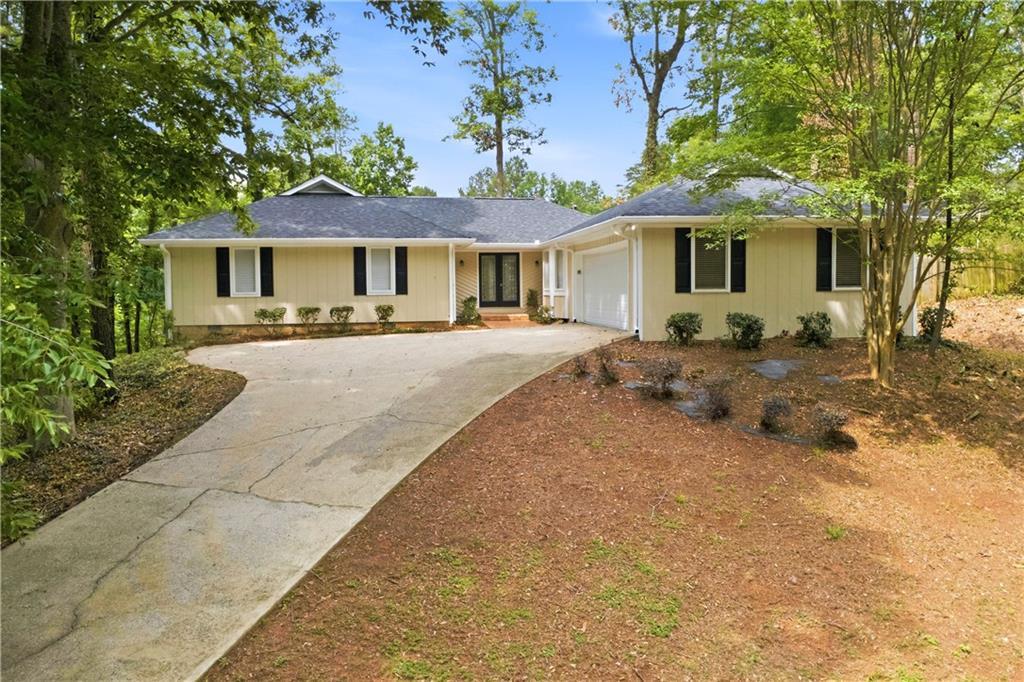 495 Knoll Woods Dr., Roswell, GA 30075