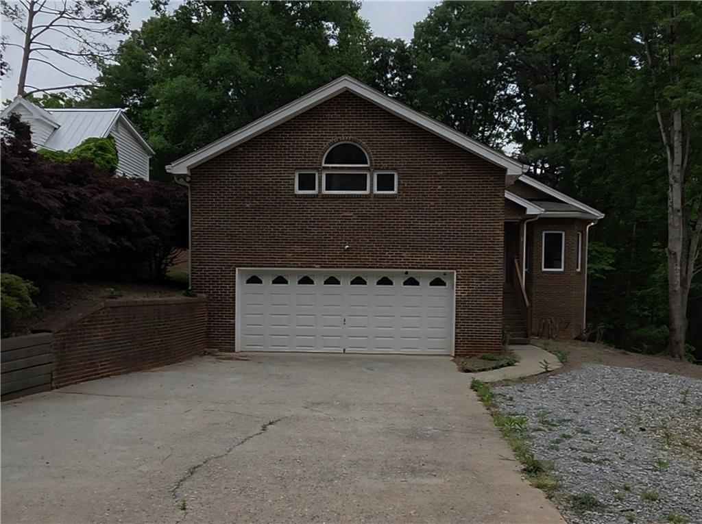 6137 White Oak Dr., Flowery Branch, GA 30542