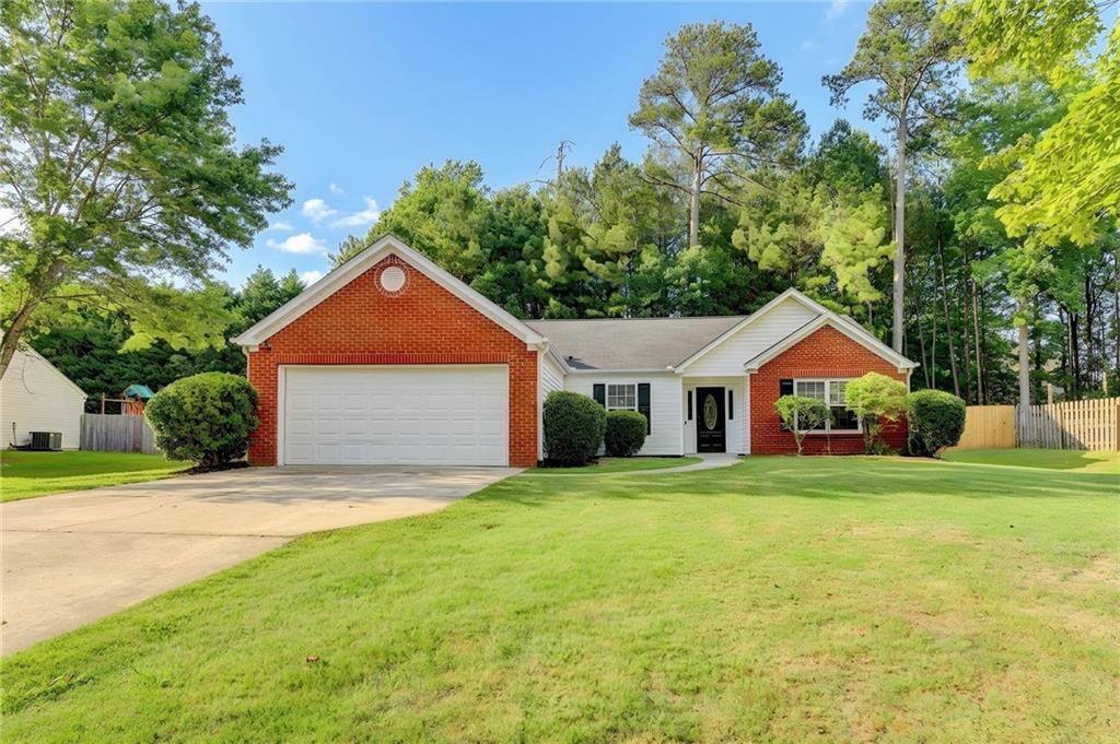 437 Crested View Dr., Loganville, GA 30052