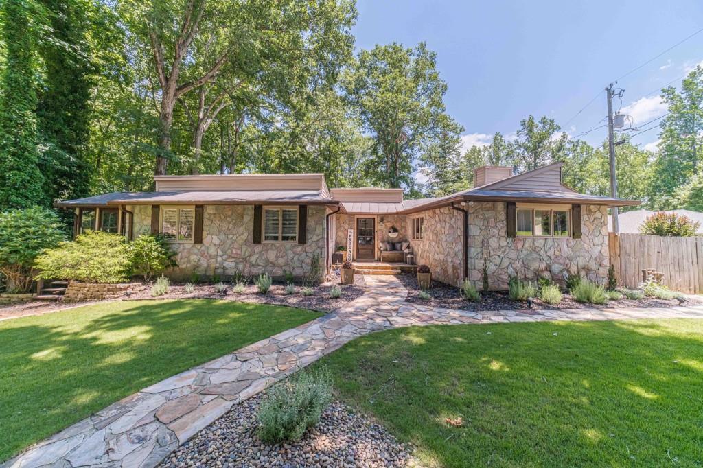 45 Lakepoint Dr., Dawsonville, GA 30534