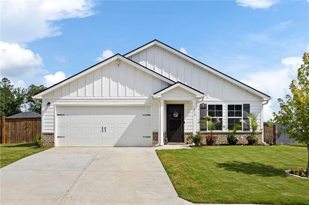 612 Tudor St., Kingston, GA 30145