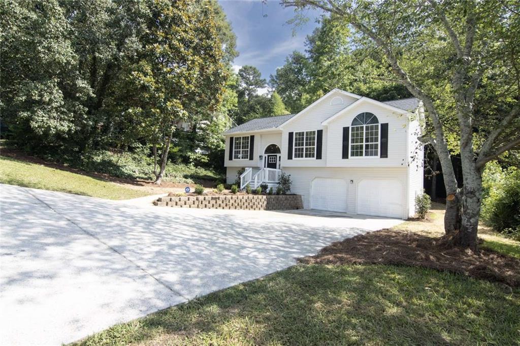 3826 Stoney Creek Dr., Flowery Branch, GA 30542