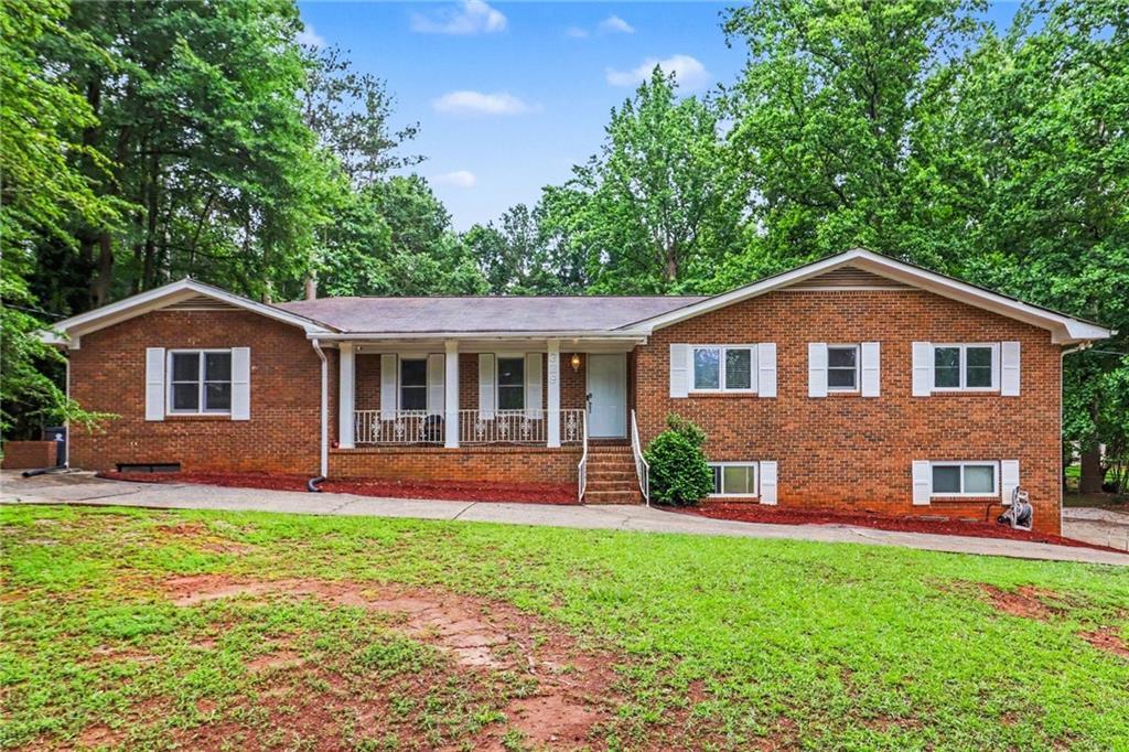 329 Plantation Cir., Fayetteville, GA 30214