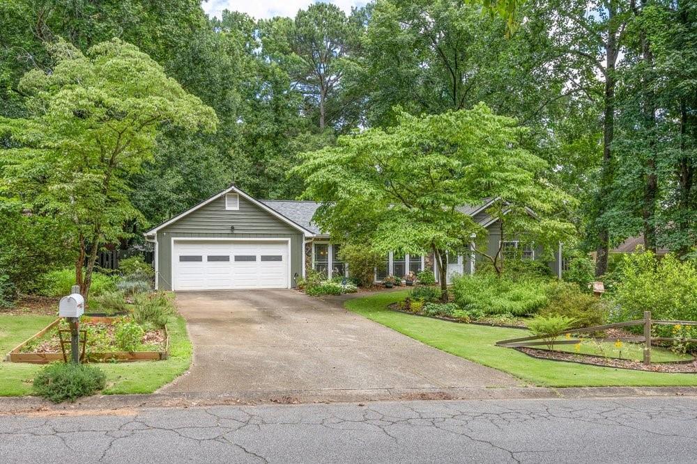 4455 Dunmovin Dr., Kennesaw, GA 30144