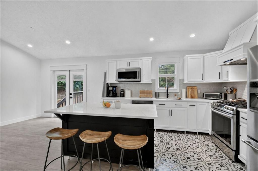 1042 Braddock Cir., Woodstock, GA 30189
