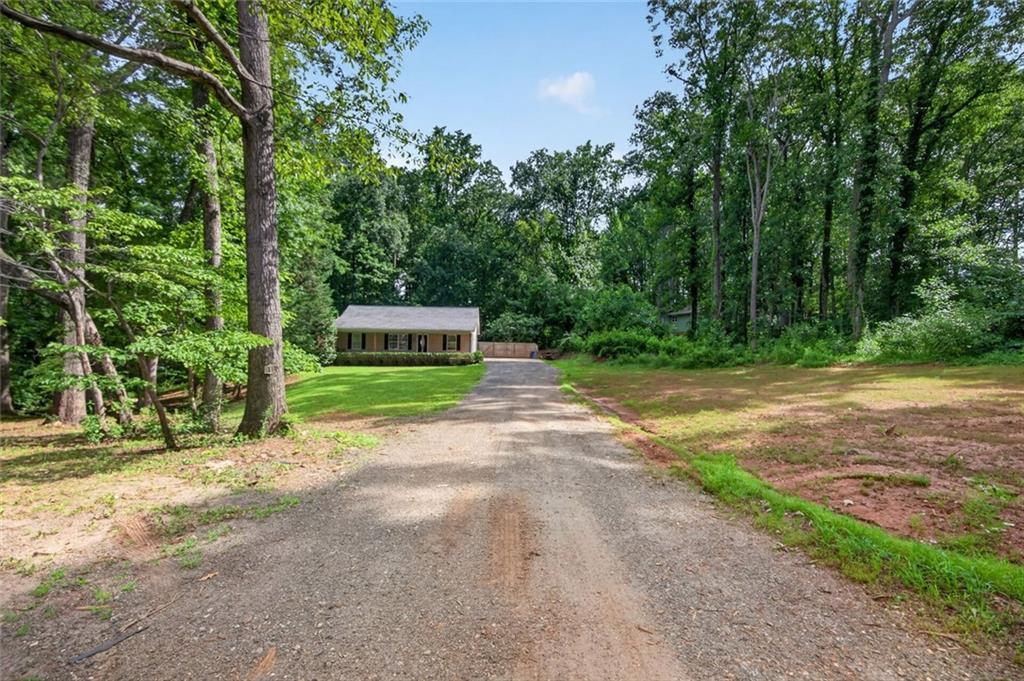 180 Mccready Dr., Dallas, GA 30157