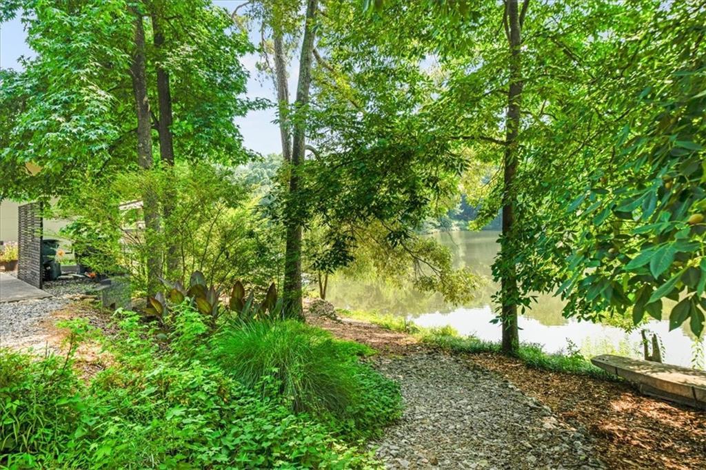 1085 Lake Charles Dr., Roswell, GA 30075