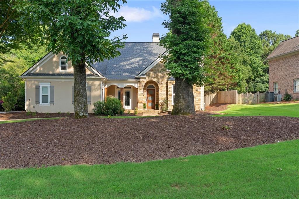 802 Lakeglen Dr., Suwanee, GA 30024