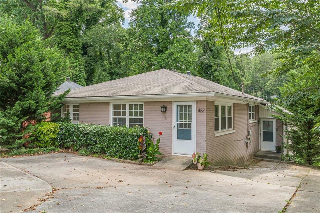 1121 Glendale Dr., East Point, GA 30344