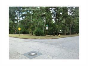 411 Safari Cir., Stone Mountain, GA 30083
