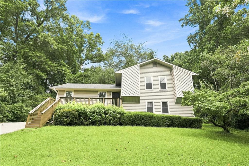 949 Falconcrest Dr., Lawrenceville, GA 30043