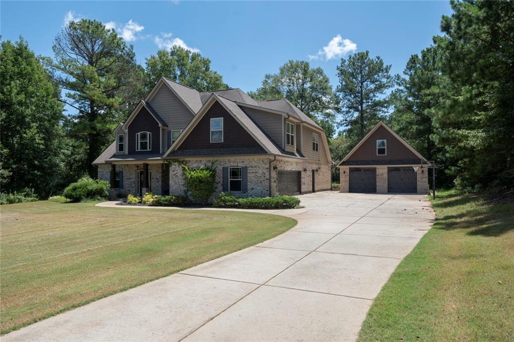 155 Chantilly Ln., Fayetteville, GA 30215