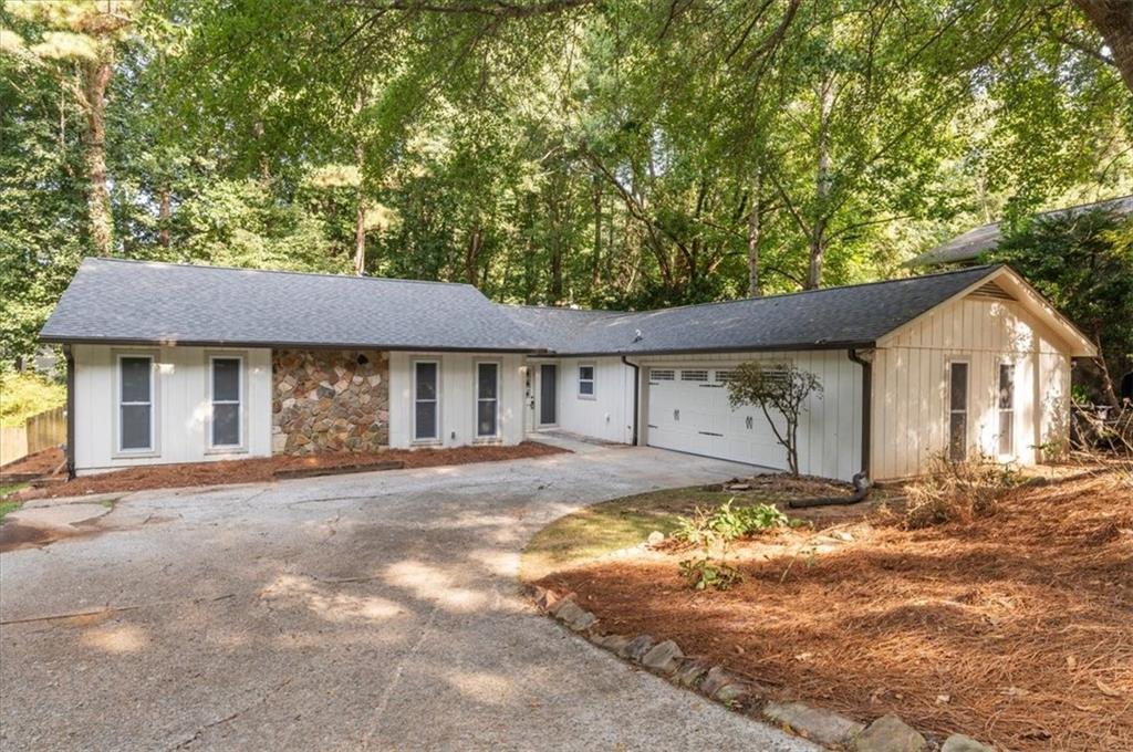 9570 Hillside Dr., Roswell, GA 30076