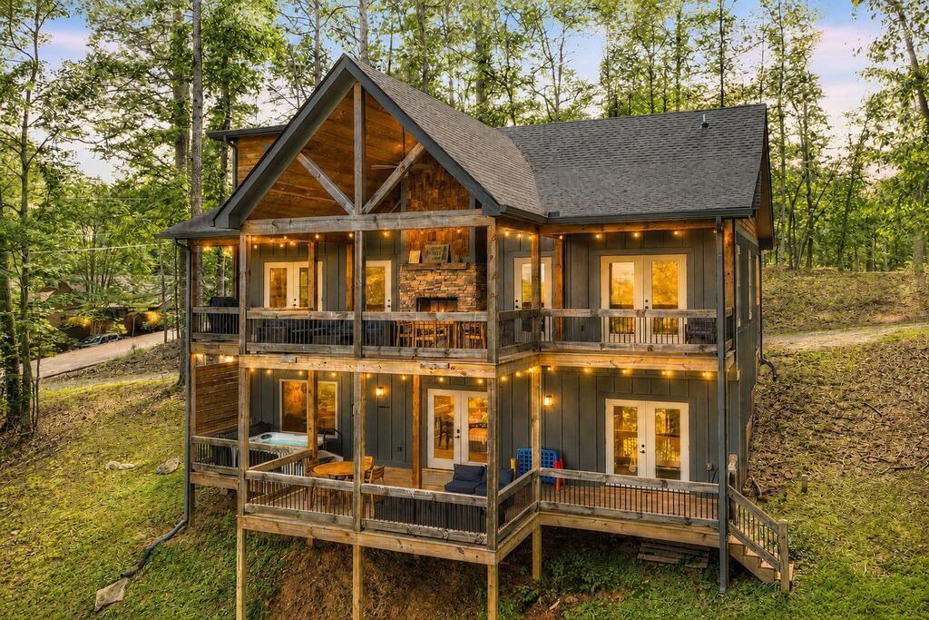 518 Mango Ln., Ellijay, GA 30540