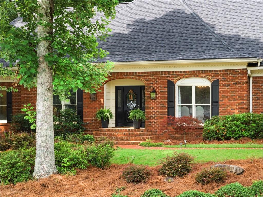 1040 Finnsbury Dr., Roswell, GA 30075