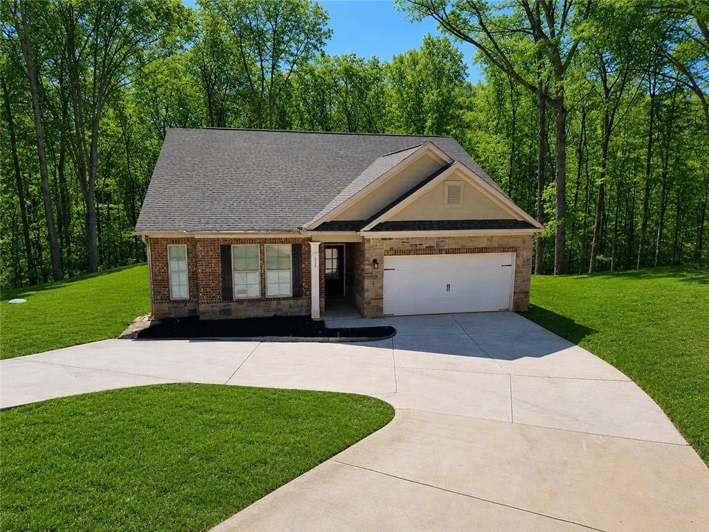 333 Darlington Dr., Ellenwood, GA 30294