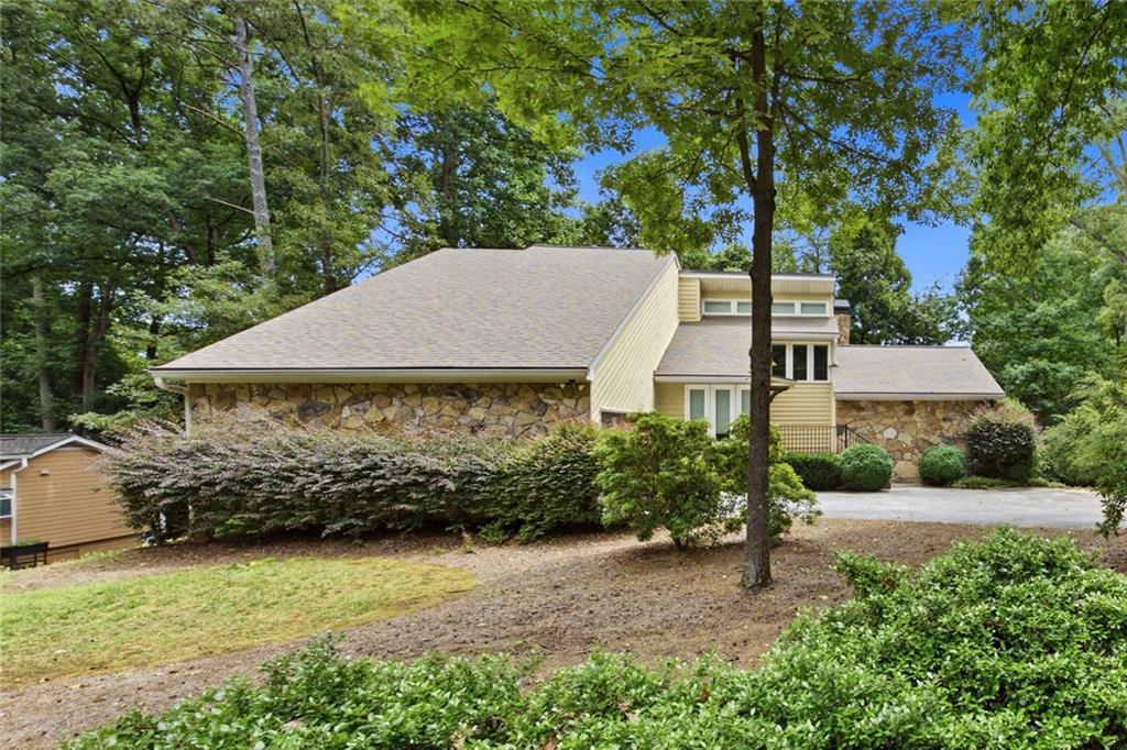 2990 Ascot Ln., Roswell, GA 30076