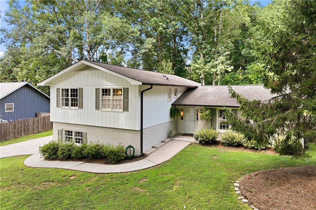 670 Robinhood Tr., Gainesville, GA 30501