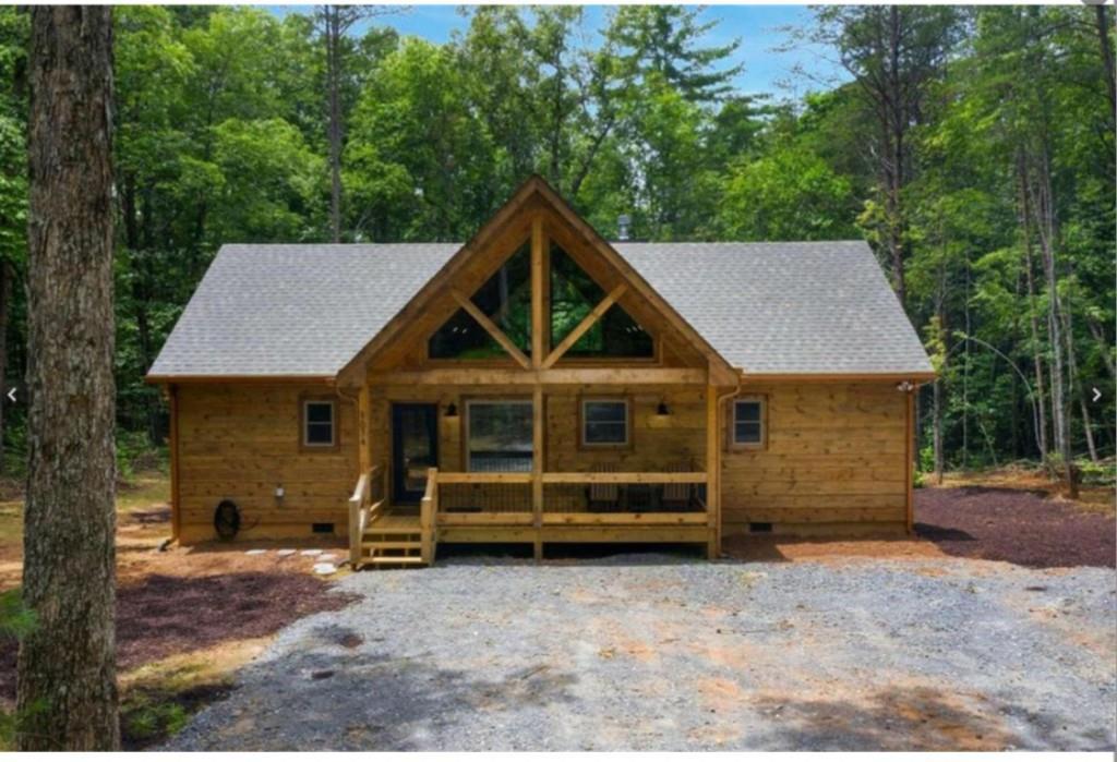 1074 Lees Ride, Mccaysville, GA 30555