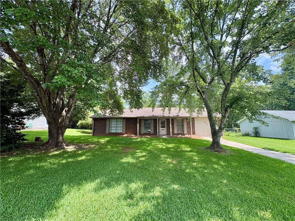 2892 Haddon Dr., Rex, GA 30273