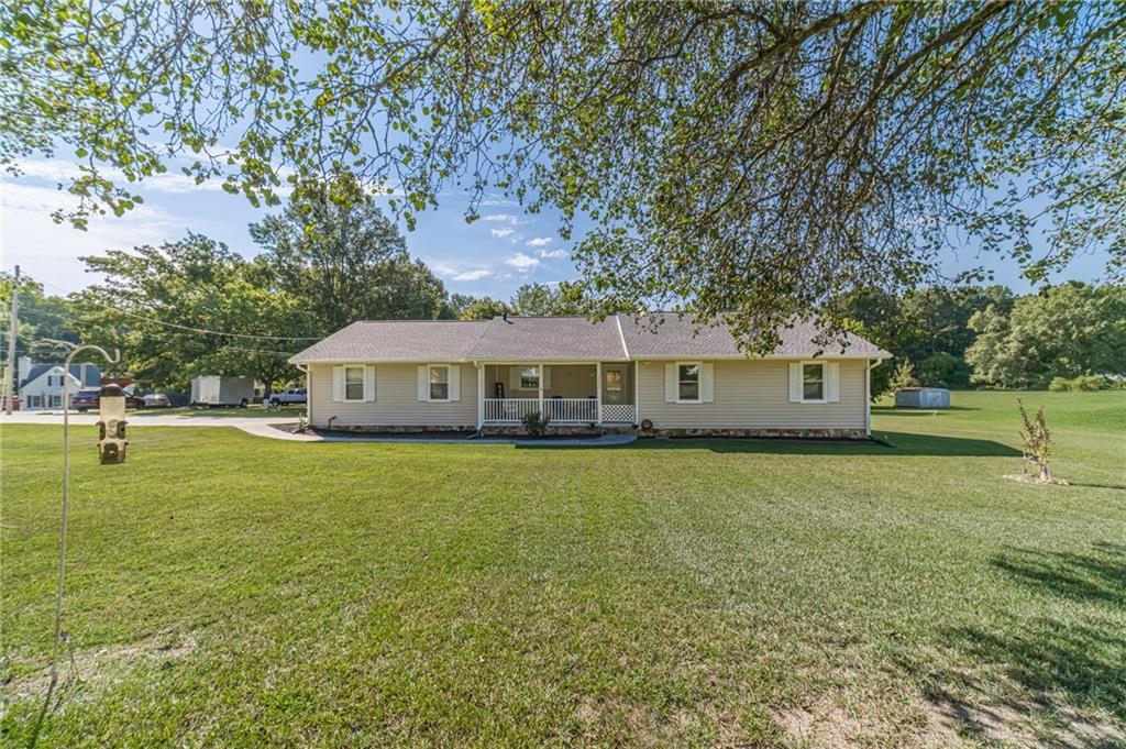 3520 Camelot Ct., Loganville, GA 30052