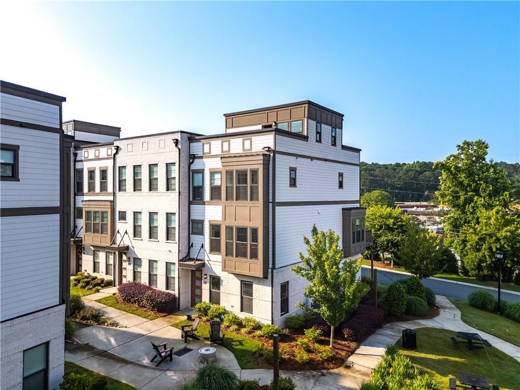 2076 Holtz Ln., Atlanta, GA 30318