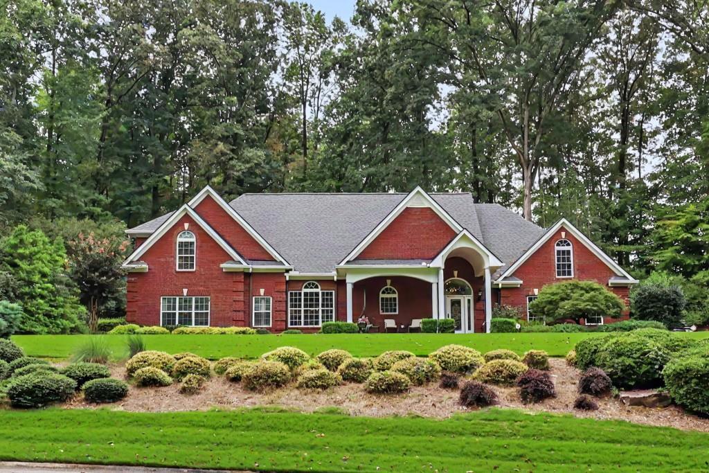 272 Glen Lake Dr., Hoschton, GA 30548
