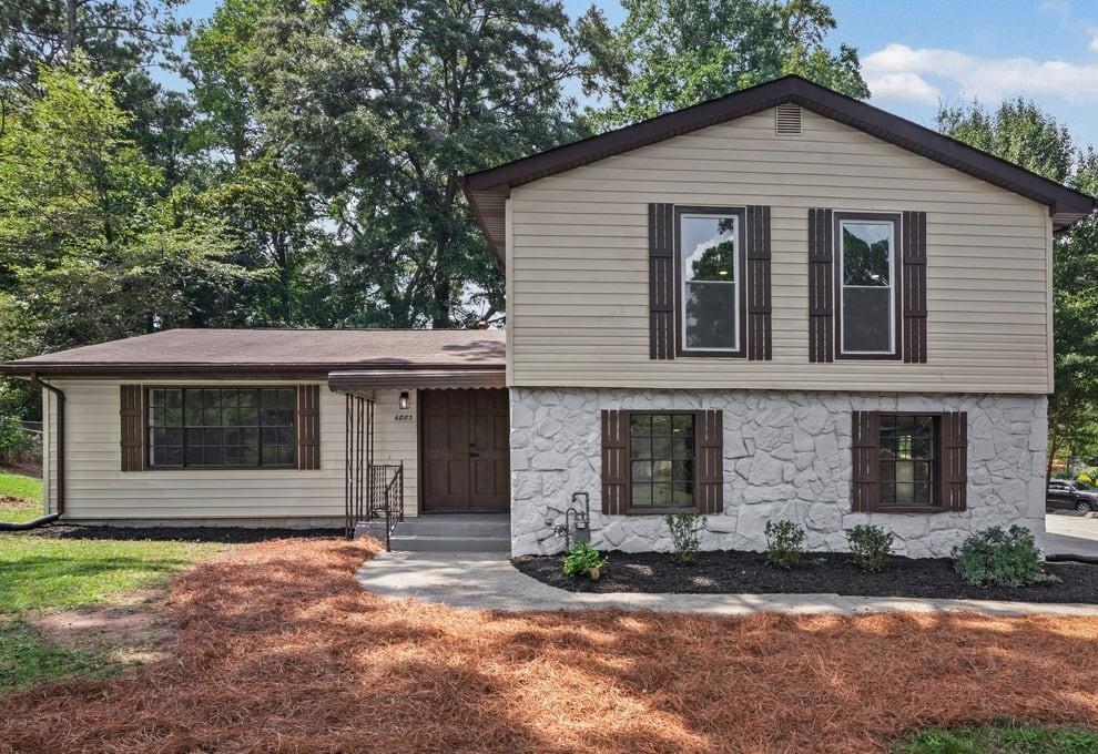 6883 Creekmoor Ln., Riverdale, GA 30296