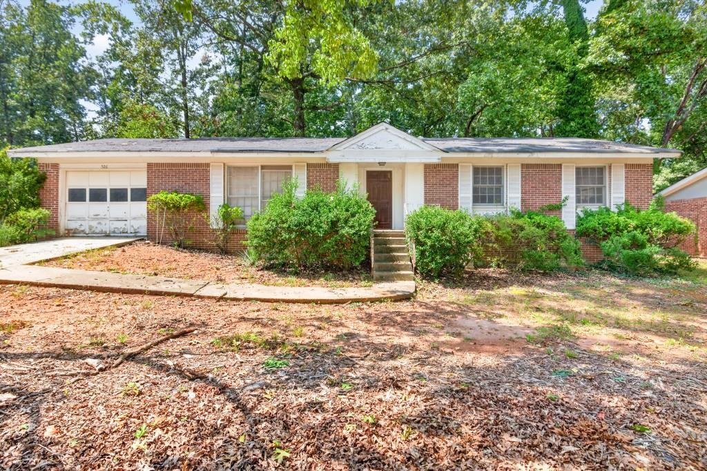 526 Stonewood Dr., Stone Mountain, GA 30087