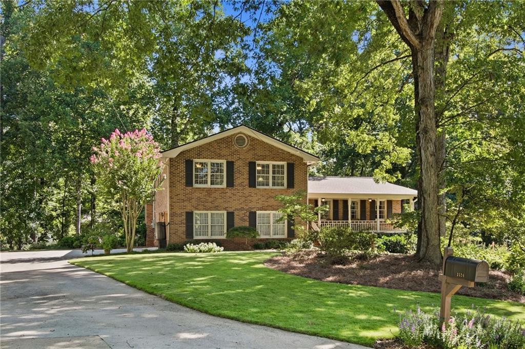 1524 Summerford Ct., Dunwoody, GA 30338