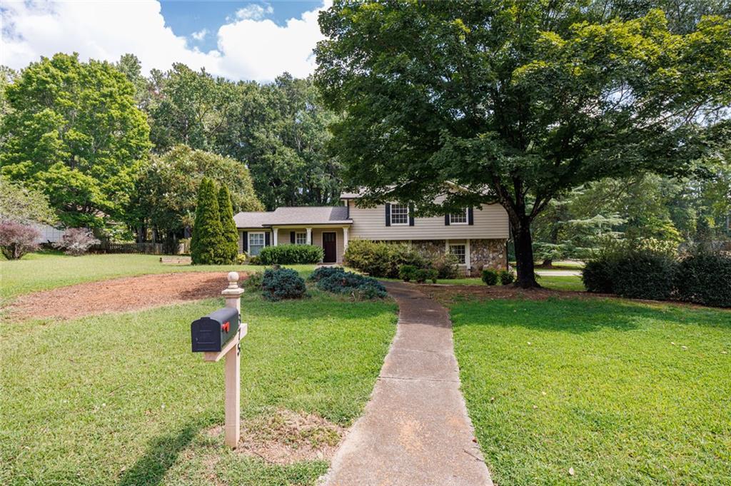 875 Windsor Tr., Roswell, GA 30076