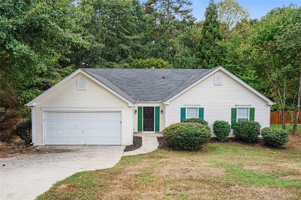 411 Crested View Dr., Loganville, GA 30052