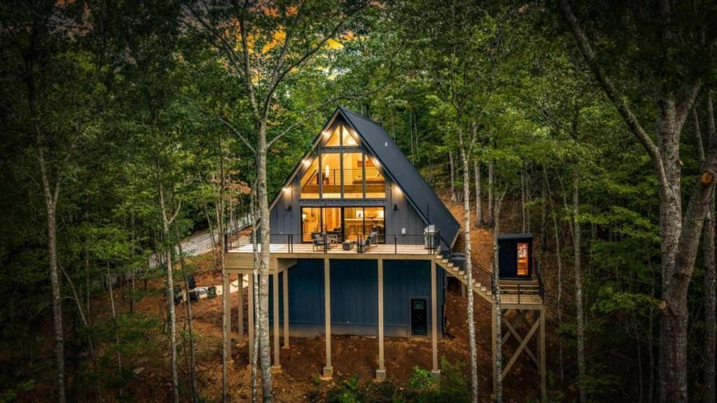 687 Left Turn, Blue Ridge, GA 30513