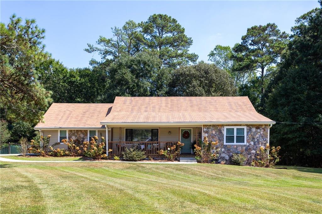 110 Allenwood Rd., Fayetteville, GA 30214