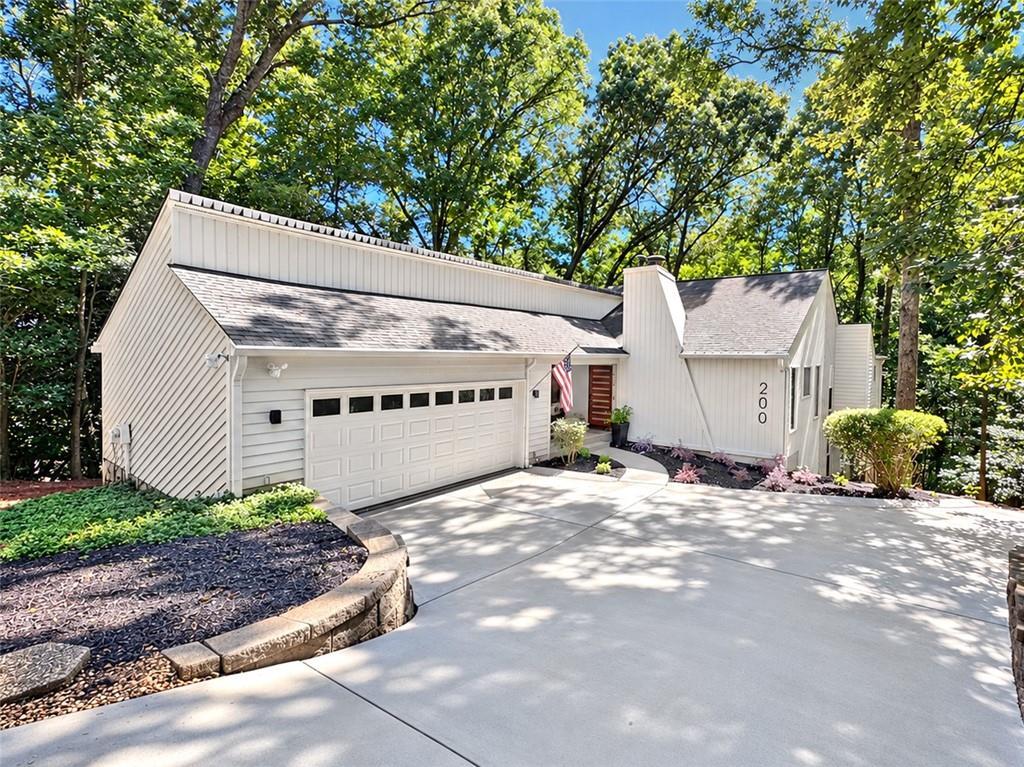 200 Pitch Lake Ln., Roswell, GA 30076