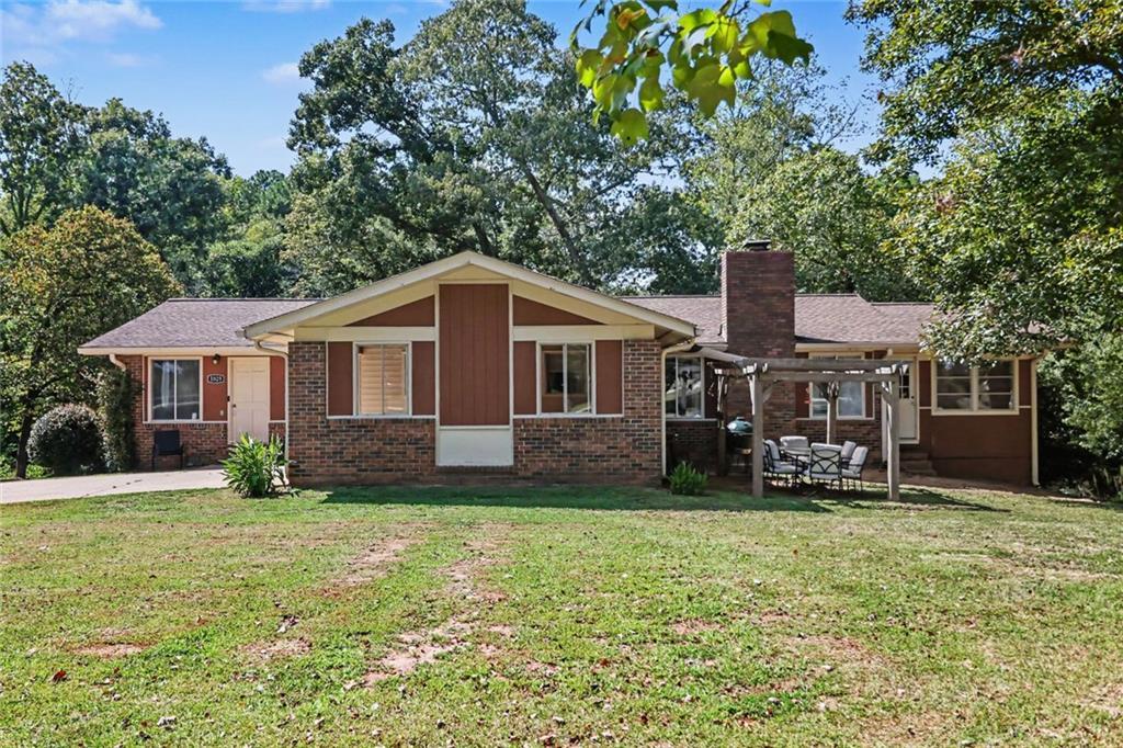 5829 Clarks Bridge Rd., Clermont, GA 30527
