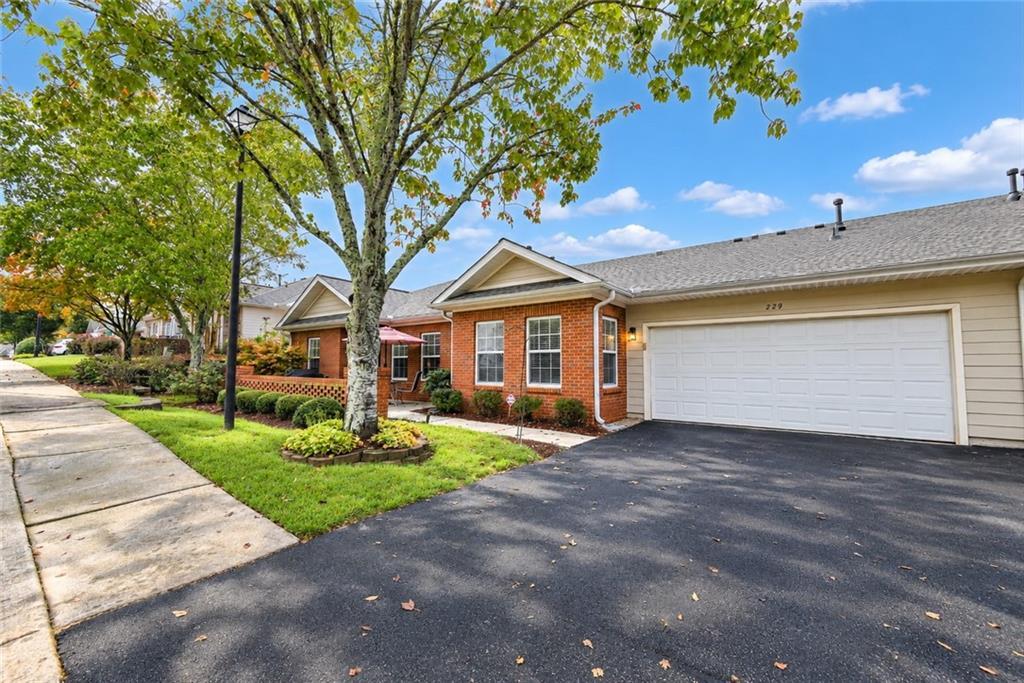 229 Villa Park Cir., Stone Mountain, GA 30087