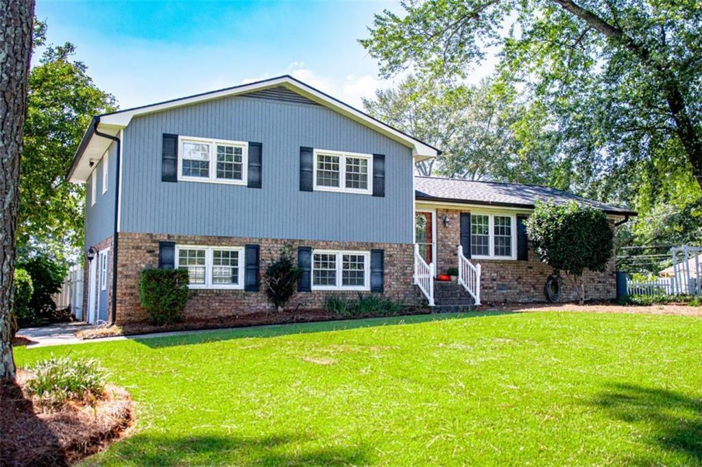 105 Kathy Ln., Carrollton, GA 30117