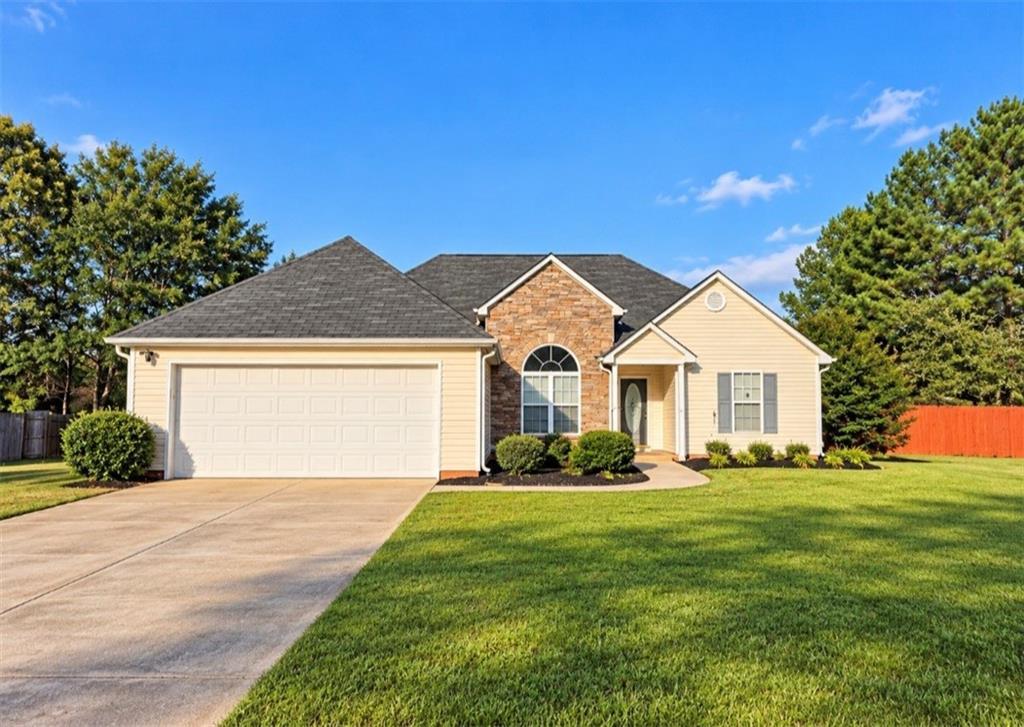 713 Manor Ridge Dr., Loganville, GA 30052